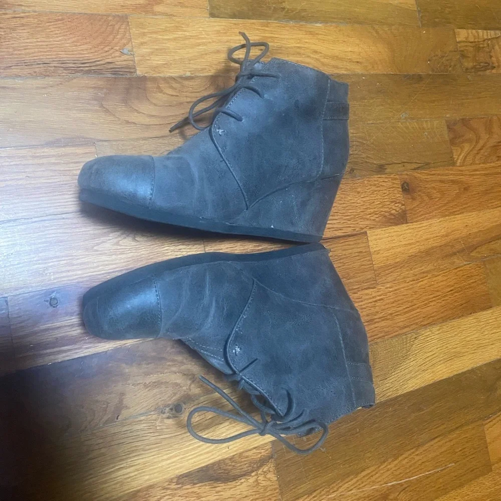 Maurices Women's 9.5 9 1/2  Cheri Gray Faux Leather Wedge Ankle Booties Lace Up